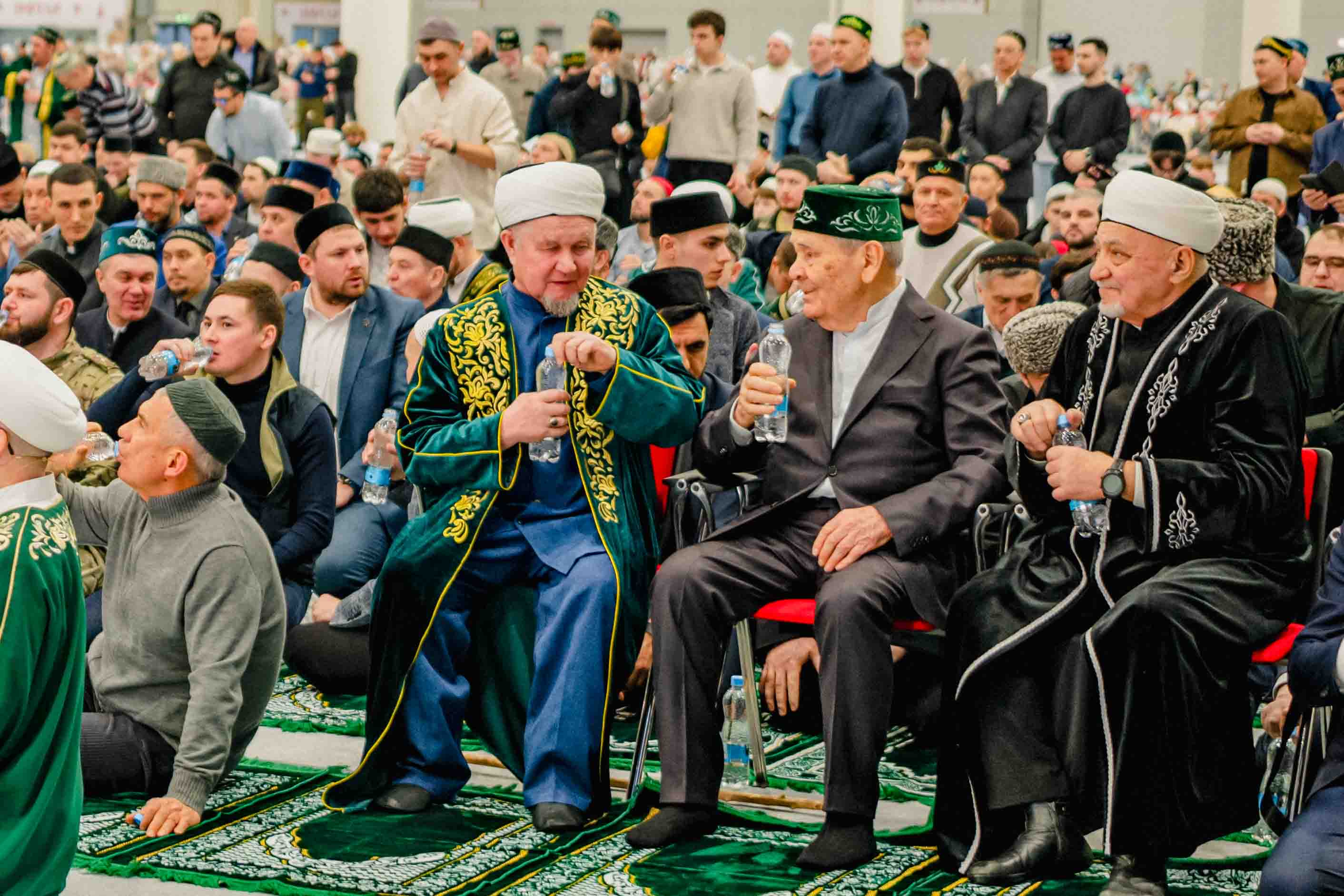 Җәлил хәзрәт Фазлыевны түрәләр дә, муллалар да, халык та үз итә һәм якын күрә.